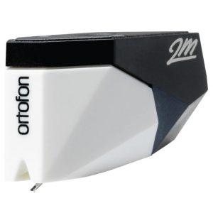 Interdyn The ortofon 2m mono moving magnet cartridge is a white and black turntable cartridge featuring a stylus needle at the tip and “2m” branding on the top right side.