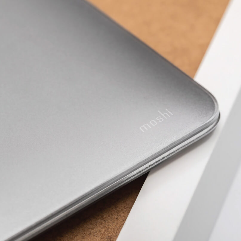 Moshi Iglaze For Macbook Air 13 (Thunderbolt 3/Usb-C) Close-up of a silver moshi laptop lid with a rounded edge and brand logo.