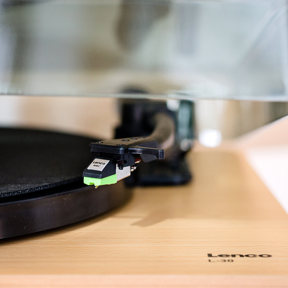 Lenco Turntable With Mmc Cartridge - Wood Lenco turntable with a black tonearm and green mmc cartridge on a wooden plinth, model l-30.
