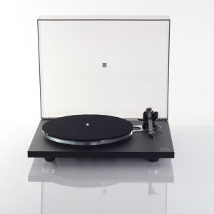 Turntable with model P6, black base, clear lid, and right-side tonearm over a vinyl platter.