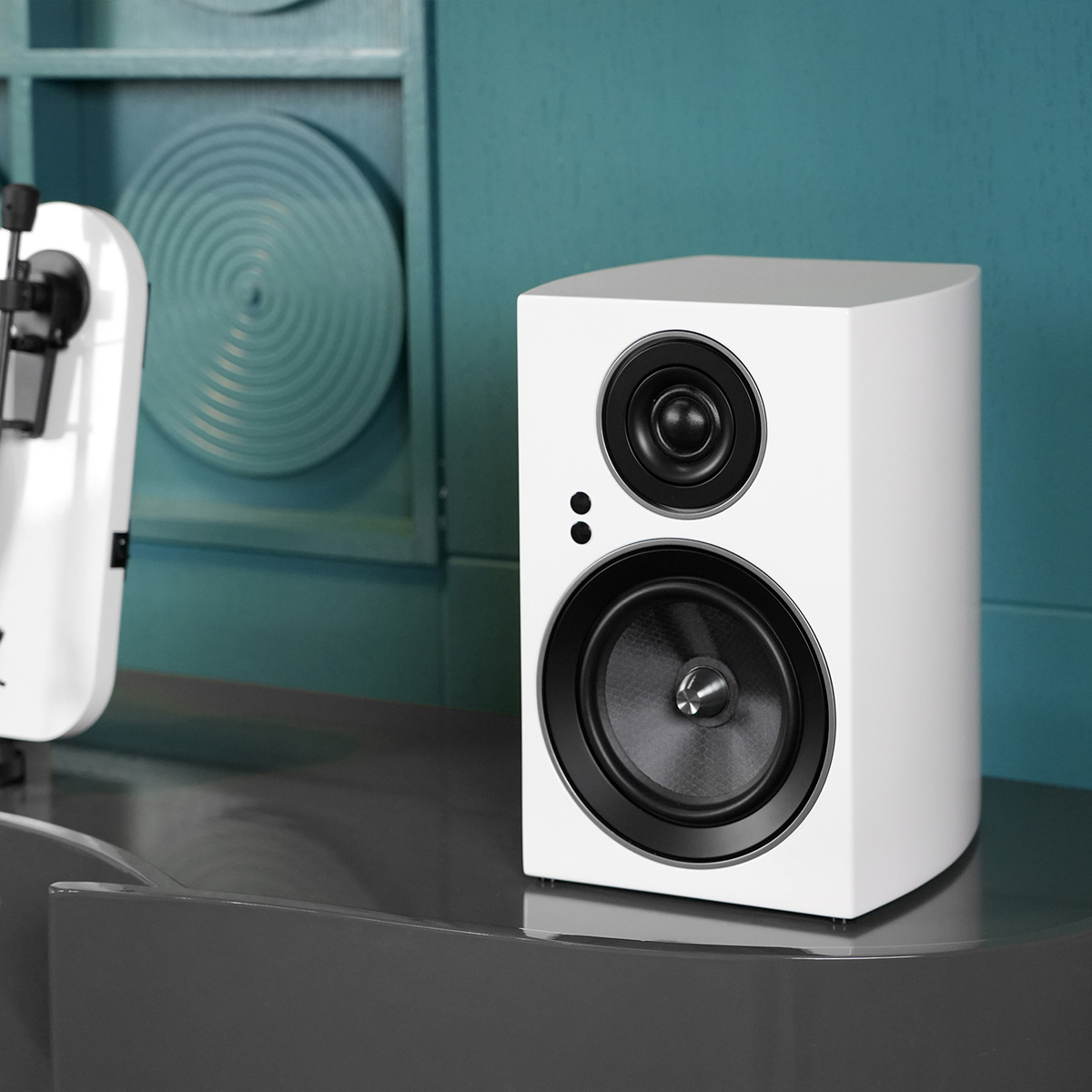Jamo C707 Pa Active Bookshelf Speaker White bookshelf speaker with dual drivers